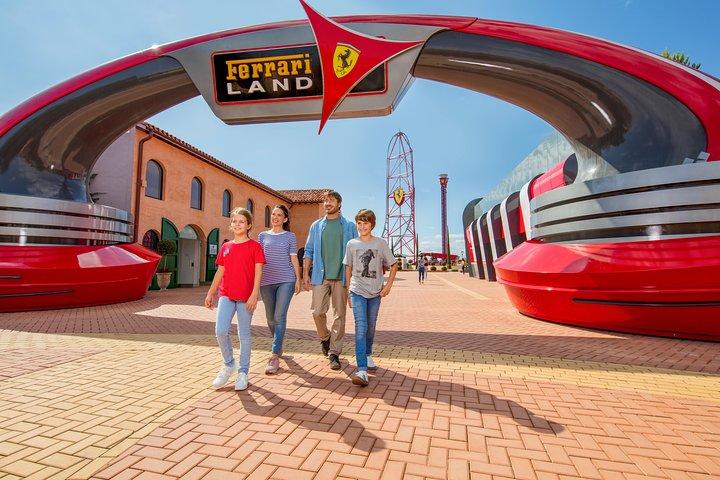 バルセロナから向かう、ポートアベンチャー・パークとフェラーリ・ランドの1日のツアー