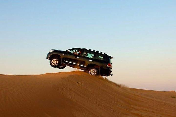 Pôr do sol deserto safari Dubai com dança do ventre & churrasco jantar