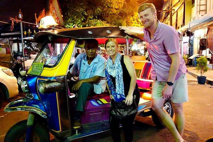 Private - Bangkok EV-TUKTUK Tour by Night incluindo lanche e bebida