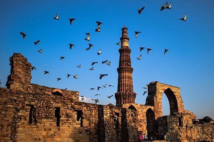 Ochtendtour van Chhatarpur-tempels en Qutub Minar in Delhi met rit Tuk-Tuk