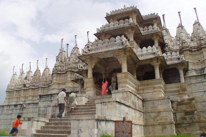 Privé transfer van Udaipur naar Jodhpur Via Kumbhalgarh & Ranakpur Jain-tempel