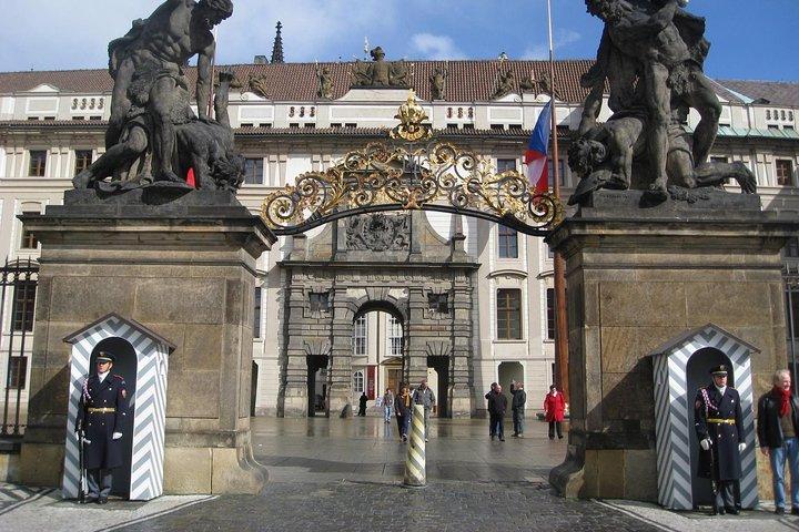 Excursão privada de meio dia em Praga de carro