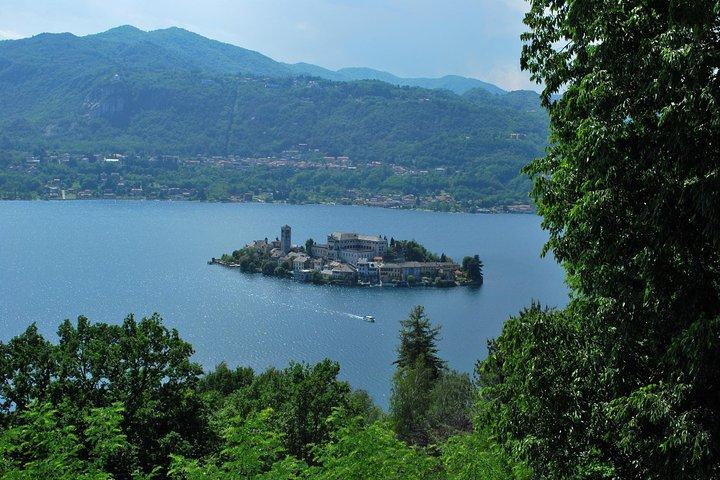 A romântica aldeia de Orta San Giulio com um guia turístico
