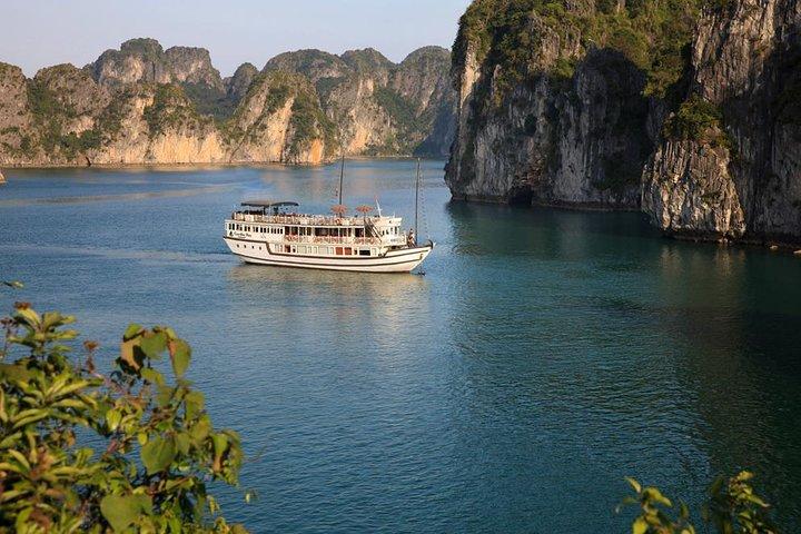 Bai Tu Long Bay Boutique Cruise 2D / 1N: Kajakken, zwemmen op ongerepte plaatsen
