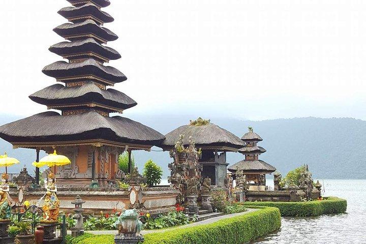 Descubre la parte norte de Bali, templos, lago y cascadas.