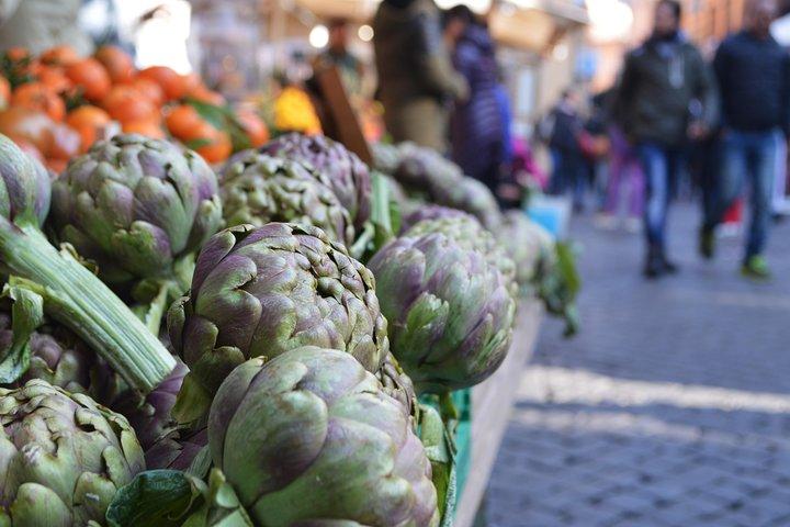 Campo dei Fiori Market en Trevi Fountain District Food & Wine Tour in Rome
