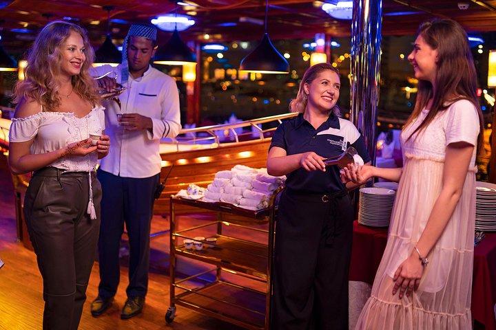 Dubai Marina: Luksus Dhow middag krydstogt med hotel transfer