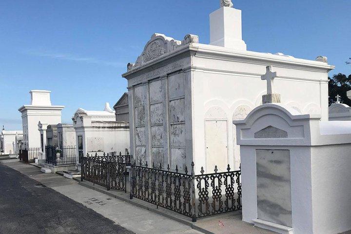 New Orleans City and Cemetery 2-Hour Bus Tour