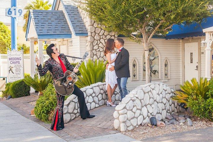 グレイスランド ウェディング チャペルでのエルビスをテーマにした結婚式または誓いの更新