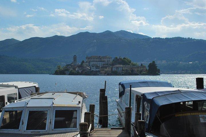 A romântica aldeia de Orta San Giulio com um guia turístico