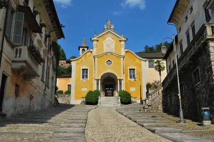 A romântica aldeia de Orta San Giulio com um guia turístico