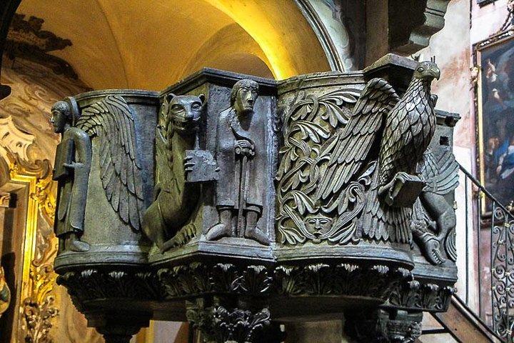 A romântica aldeia de Orta San Giulio com um guia turístico