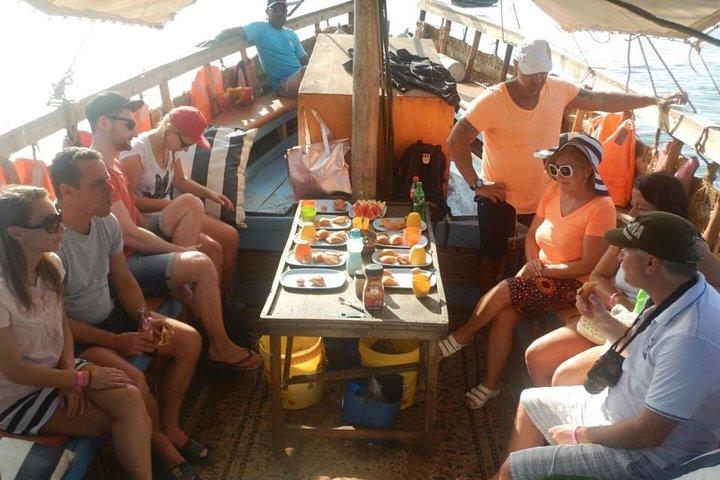 Viagem diurna ao golfinho Wasini