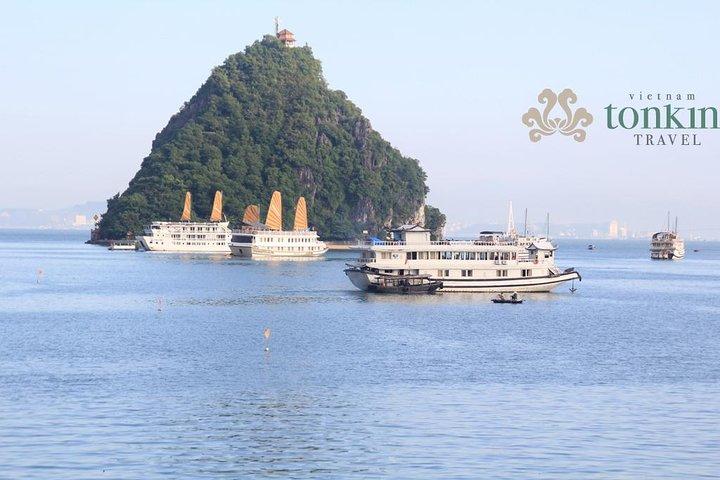 Halong Luxury Cruise 2D / 1N: kayak, natación, isla Titop, comidas, mejores precios