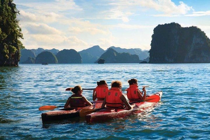 2-tägige Ha Long Bay Cruise inklusive Transfer, Kajakfahren und Schwimmen