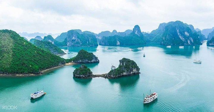2-tägige Ha Long Bay Cruise inklusive Transfer, Kajakfahren und Schwimmen