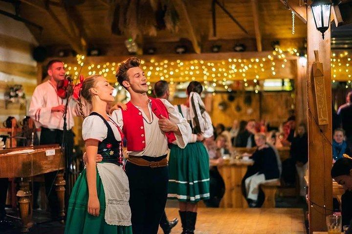 Velada de folklore con música y cena.