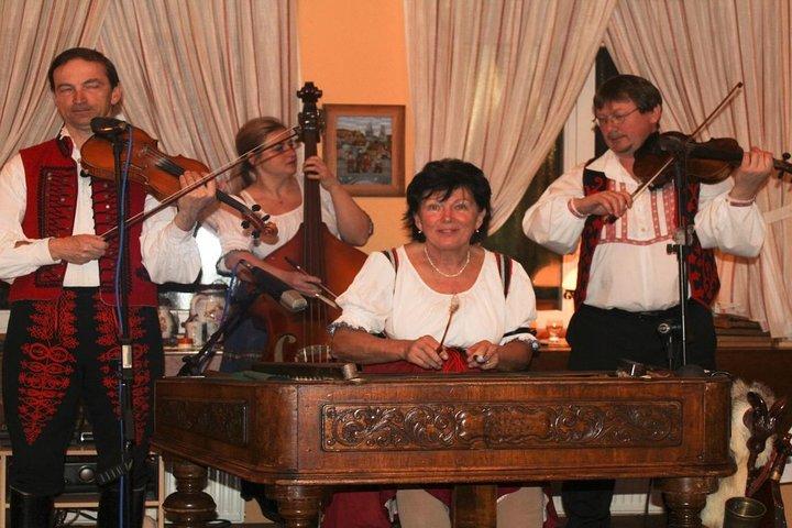 Velada de folklore con música y cena.