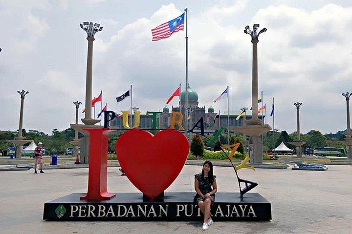 Explora Putrajaya : Iconic Landmarks & Lake Cruise Experience