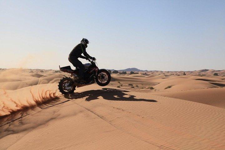 アブダビクワッドバイク砂漠サファリ、4W砂丘バッシング＆オフロードアドベンチャー