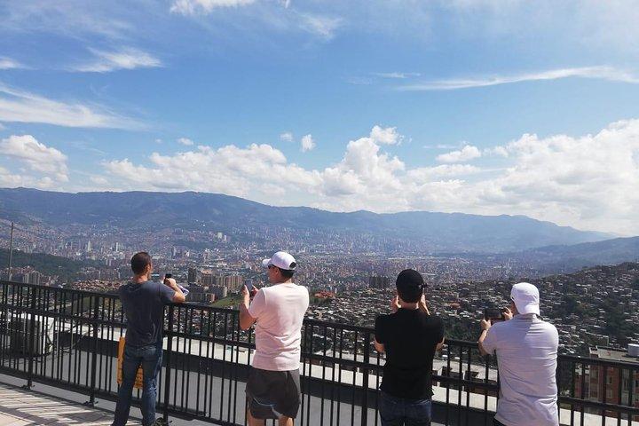 Comuna 13 & Funivia Tour Medellín – Graffiti e Trasformazione