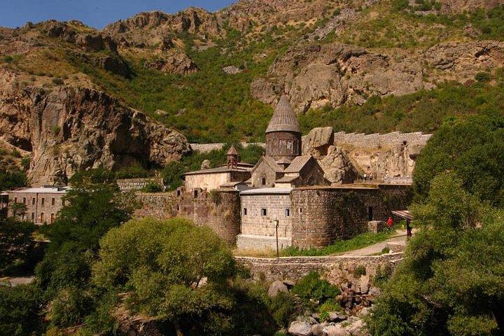 ガルニ寺院とゲハルト修道院への交通手段のレンタル