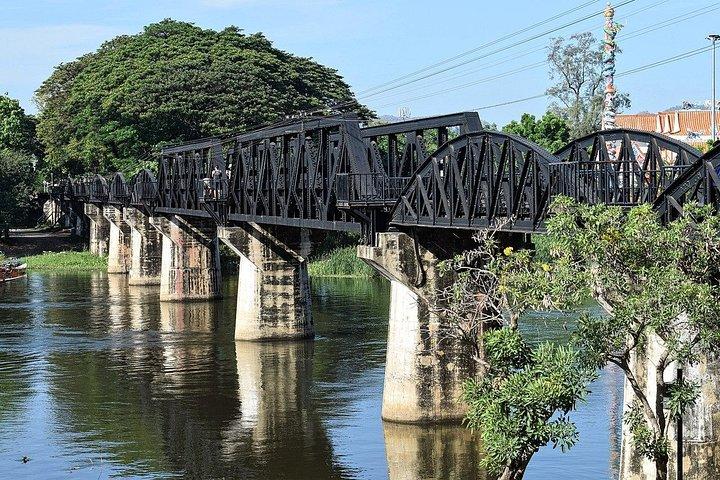 Zugreise Tod Eisenbahnbrücke am Fluss Kwai von Bangkok nach Kanchanaburi Reise