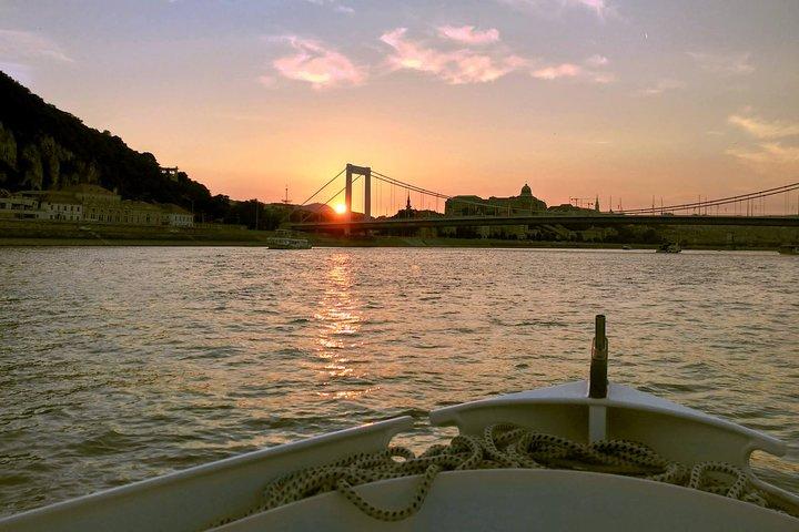 Einstündiges privates Junggesellen- oder Junggesellinnenabschiedsboot Budapest mit unbegrenztem Bier und Wein