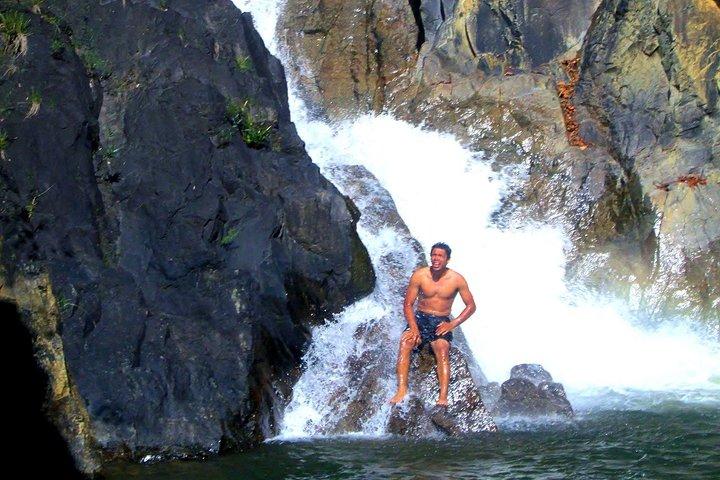 Aventure en bateau vers les cascades de la jungle