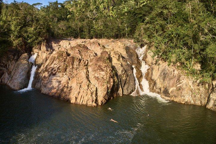 Aventure en bateau vers les cascades de la jungle
