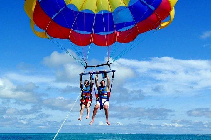 ¡Alta aventura! Parasailing en Cancún