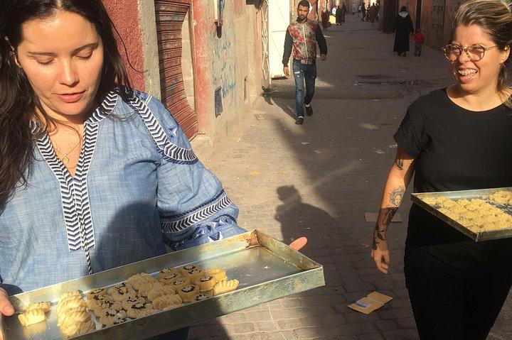 Marokkaanse Hands on traditionele gebakjes en theeles in Marrakech