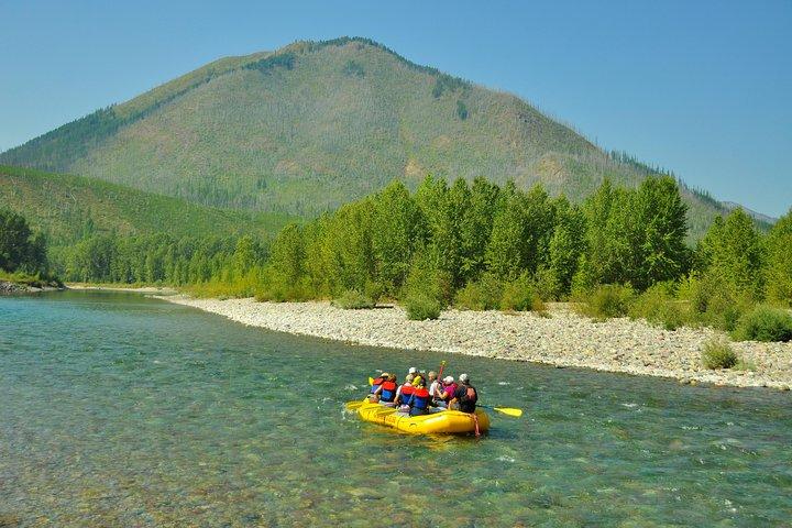 フラットヘッド川の中間分岐点での半日の風光明媚なフロート