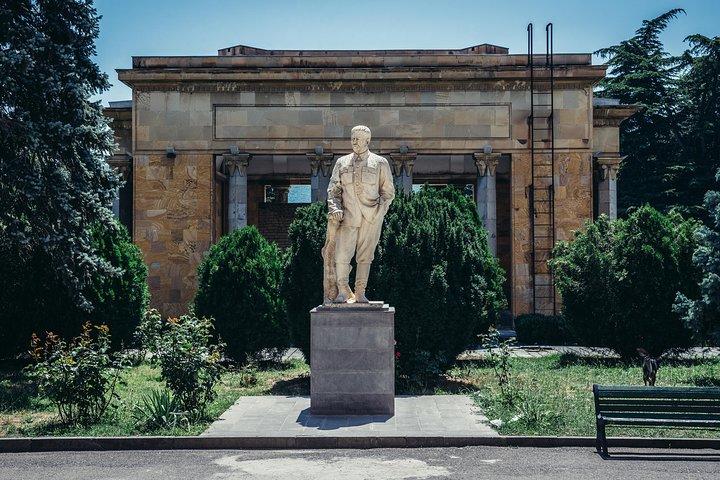 Pazzo tour sovietico con edifici in cemento e mosaici in Georgia