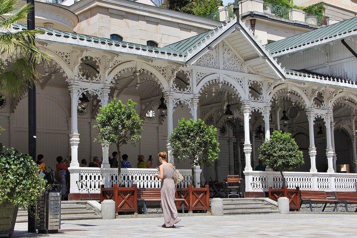 Karlovy Vary, incluindo Watchtower e funicular saindo de Praga