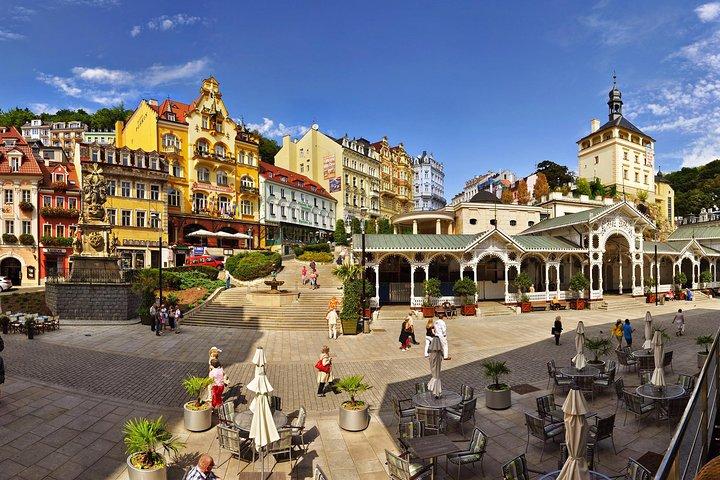 Karlovy Vary inklusive Vakttornet och bergbanan från Prag