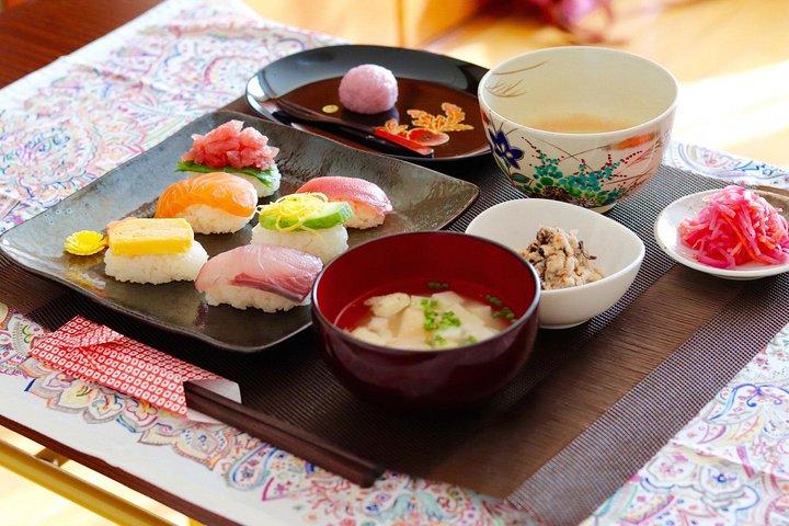 Sushi oder traditionelle japanische Küche in einem Kyoto-Haus mit Emika