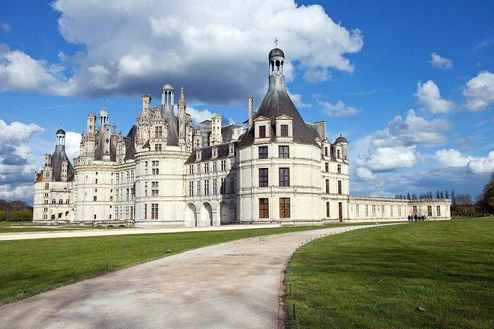 シャンボール、シュノンソー、シュヴェルニーとガイド付きロワール渓谷日帰り旅行
