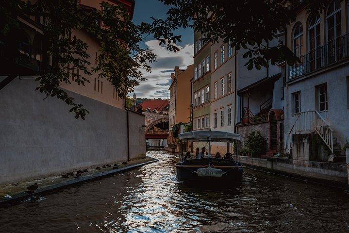 Cruzeiro do Canal do Diabo de Praga no rio Vltava com comentário
