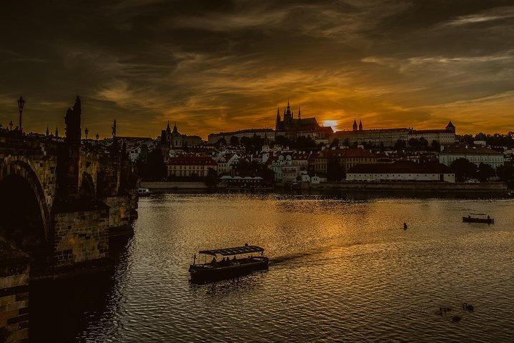 Cruzeiro do Canal do Diabo de Praga no rio Vltava com comentário