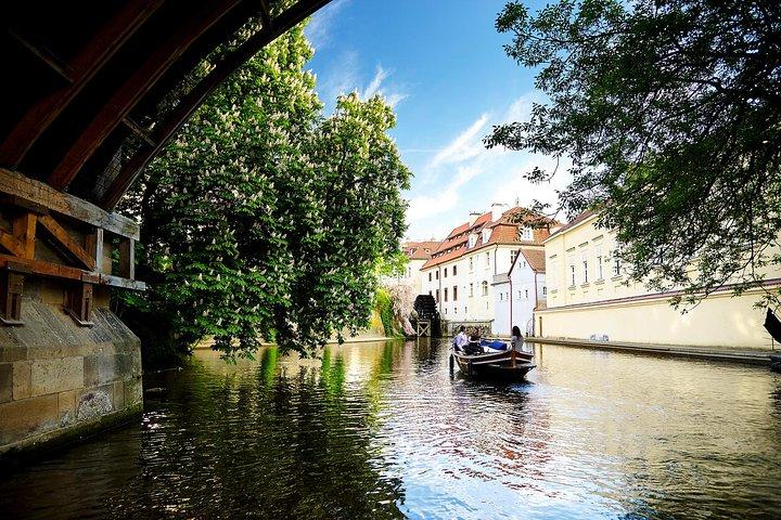 Cruzeiro do Canal do Diabo de Praga no rio Vltava com comentário