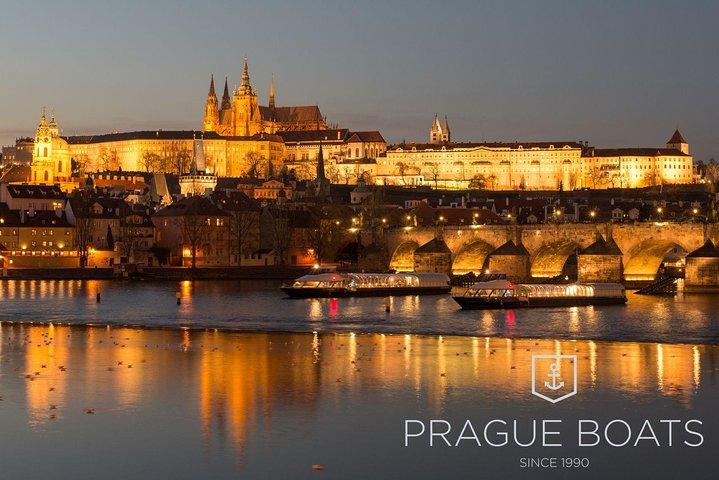 Cruzeiro de jantar de cristal de 3 horas pelos barcos de Praga