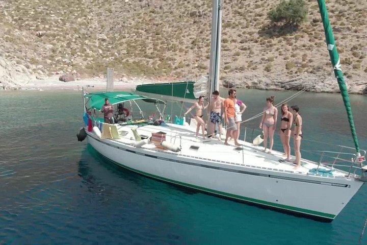 ランチとギリシャのショアシュノーケリングとセーリングデイトリップ