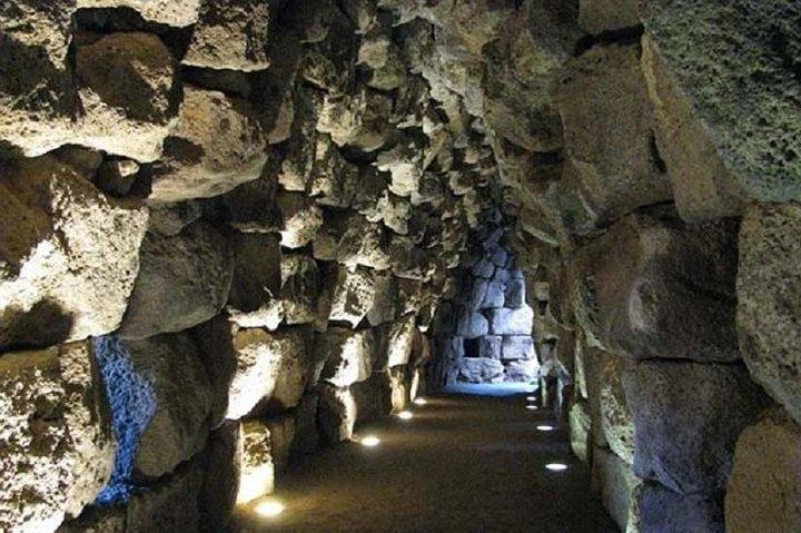 カリアリ：素晴らしいボーザと先史時代のサルデーニャ