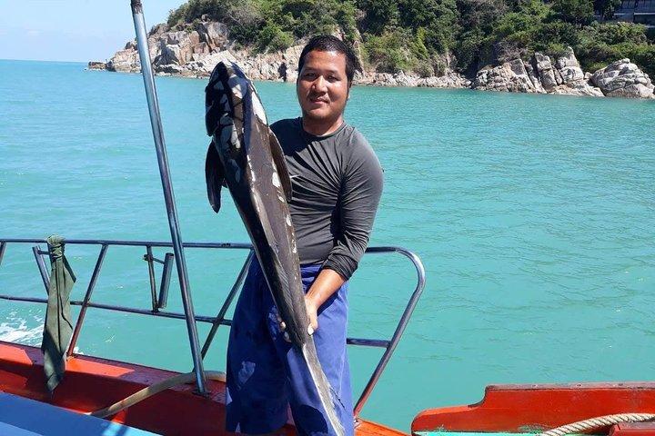 Viagem de dia de pesca de Tu pelo barco de acompanhamento de Koh Samui