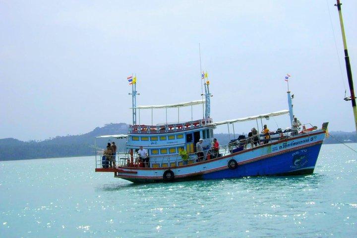Viagem de dia de pesca de Tu pelo barco de acompanhamento de Koh Samui