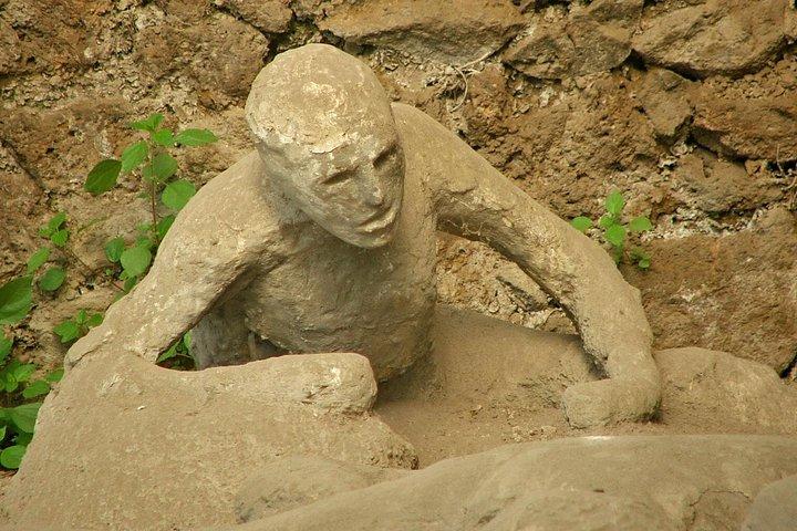 ナポリからポンペイに立ち寄ってアマルフィ海岸とソレントまで移動