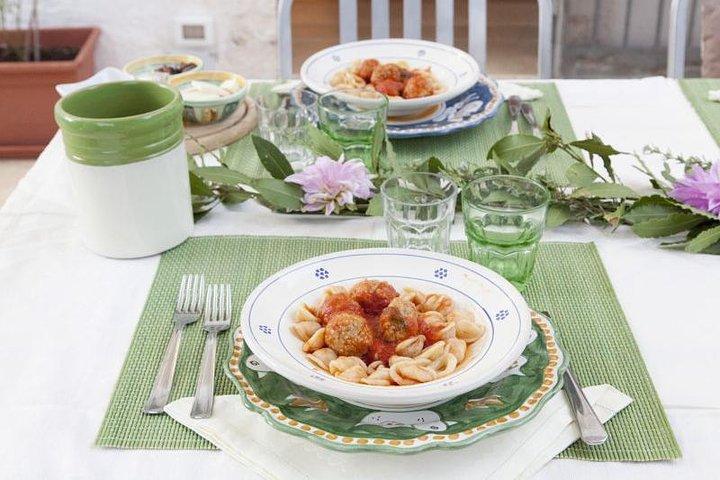 Lunch eller middag och matlagning demo på ett lokalt hem i Viareggio
