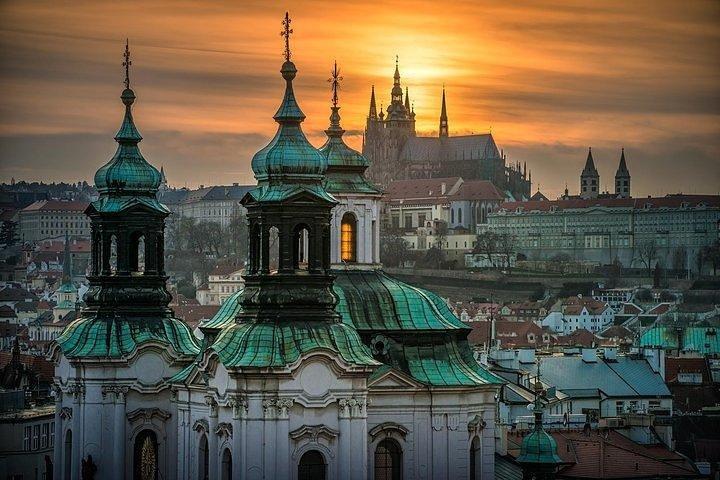 21-dages omfattende europæisk højdepunkter tur fra Frankfurt: Tyskland, Tjekkiet, Slovakiet, Ungarn, Østrig, Schweiz, Italien, Frankrig, Holland, Belgien og Luxembourg