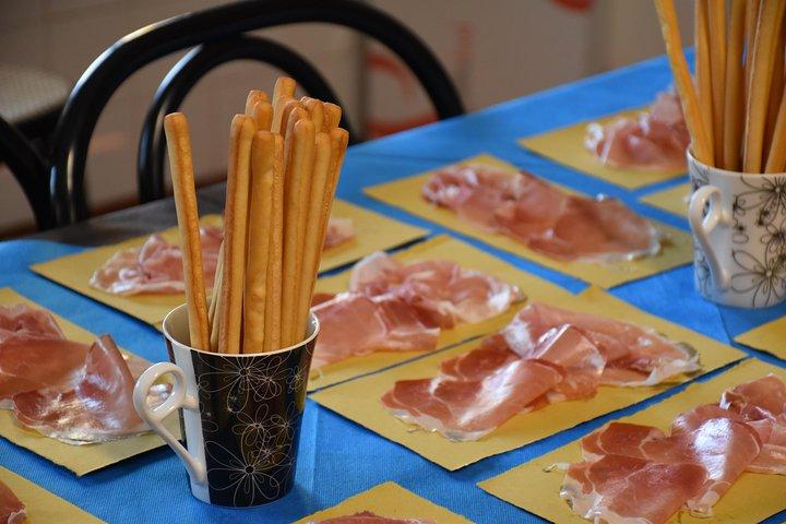 プライベート全日パルマフードツアー：パルメザンチーズ、パルマハム、ランチ、ビネガー